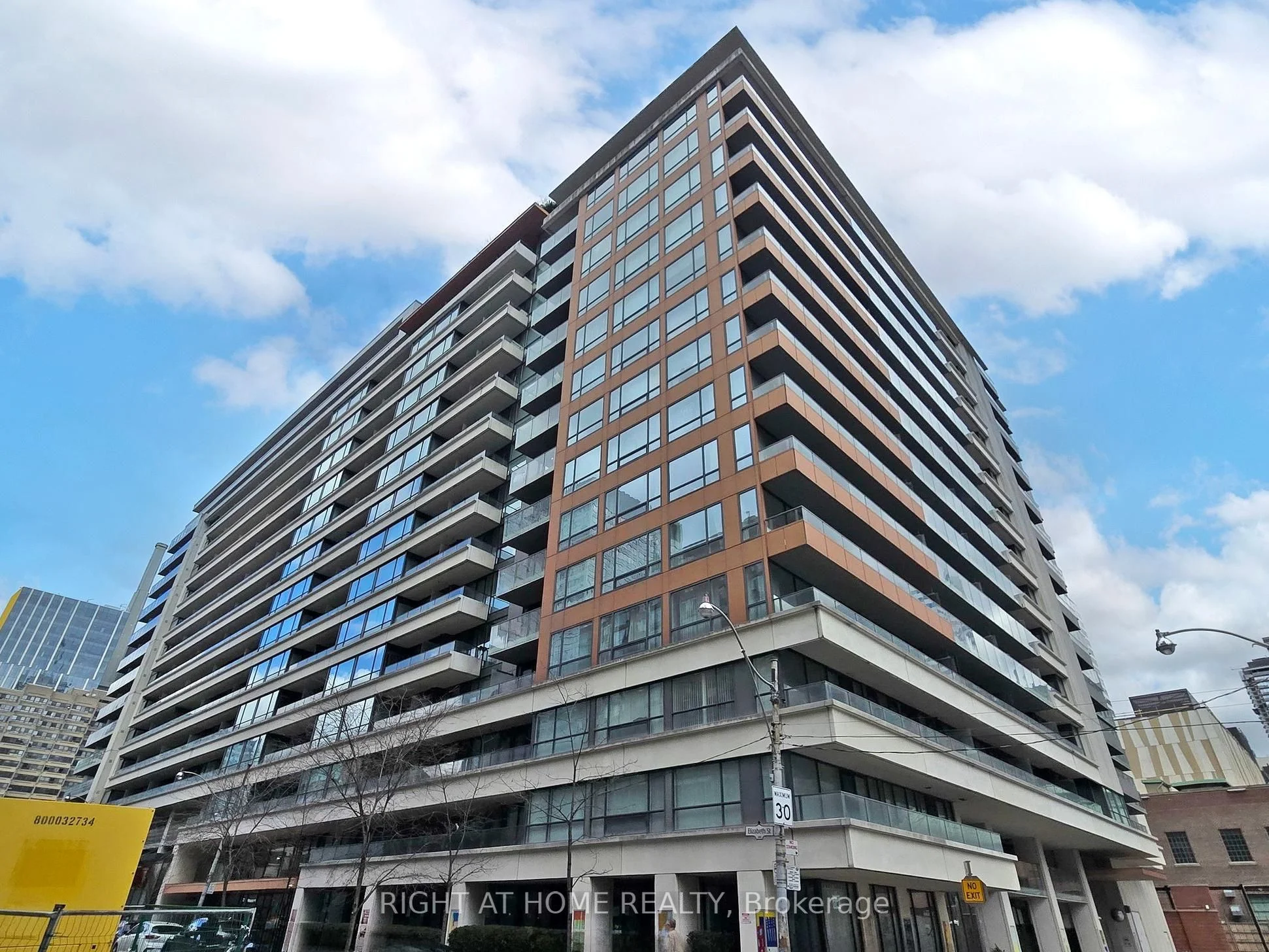 111 Elizabeth Street 1702, Toronto C01, On M5g 1p7