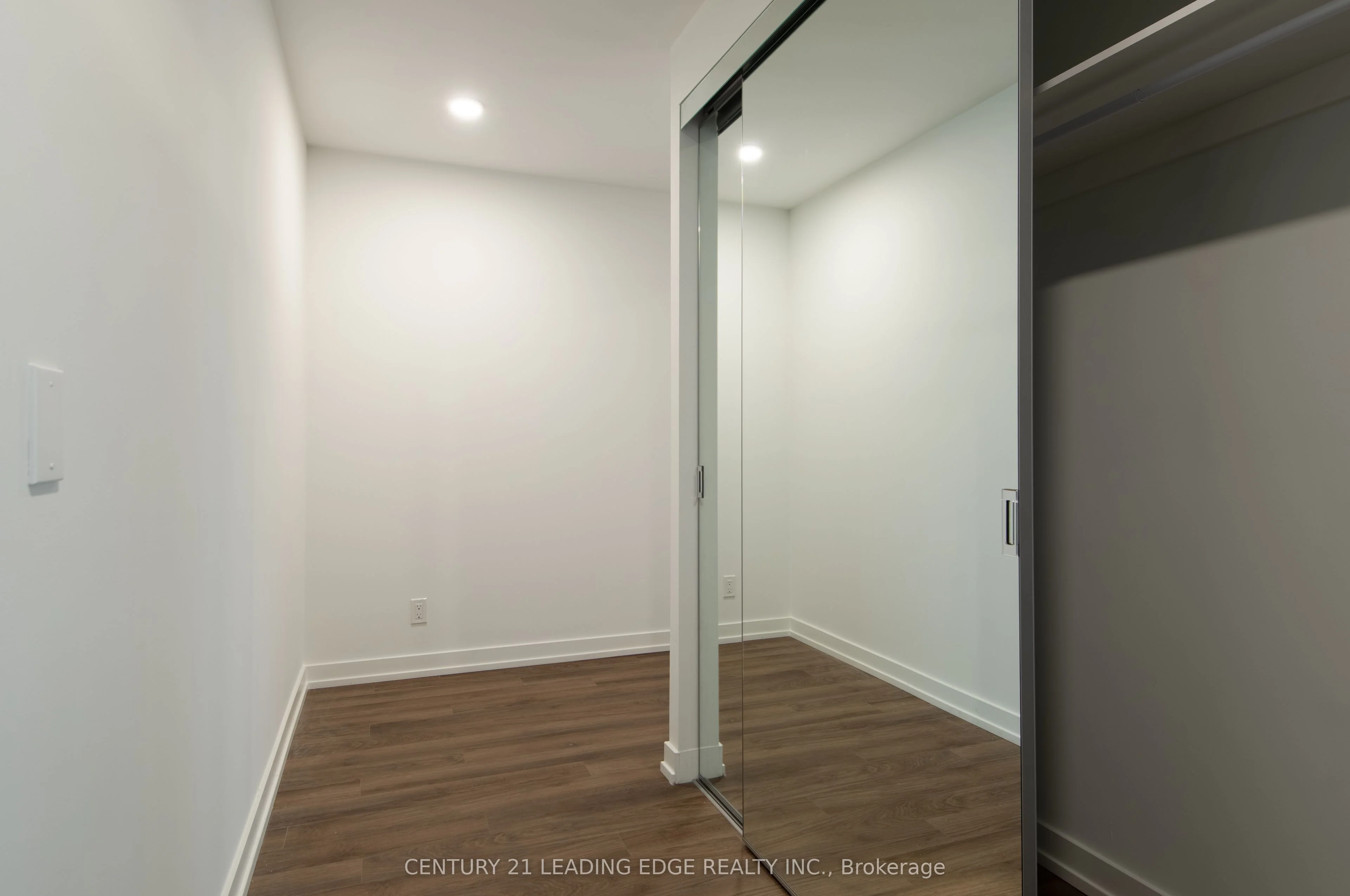 555 College Street 207, Toronto C01, ON M6G 0B1