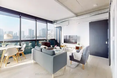 21 Lawren Harris Square 909, Toronto C08, On M5a 0t4