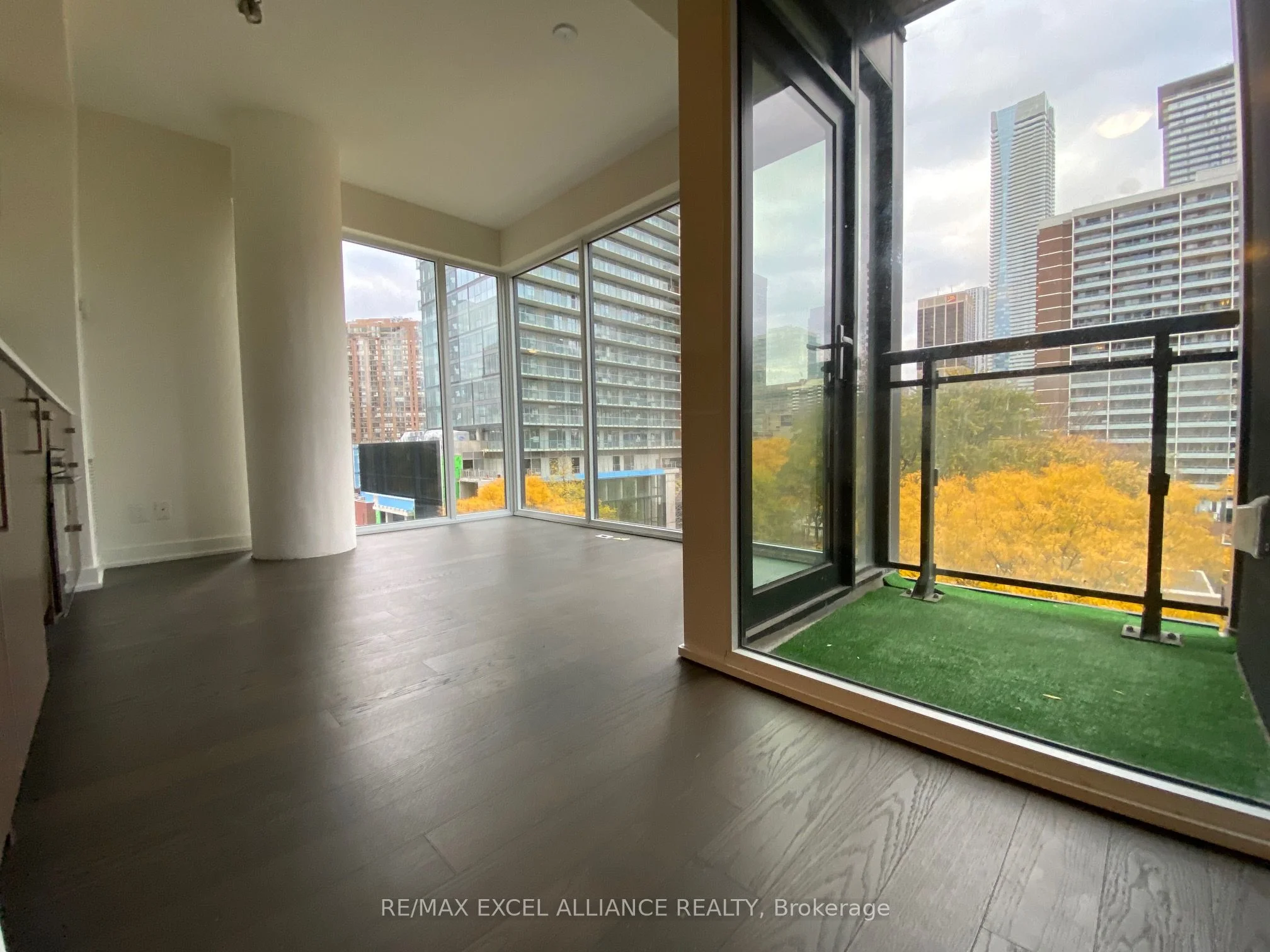 17 Dundonald Street 602, Toronto C08, On M4y 1k3