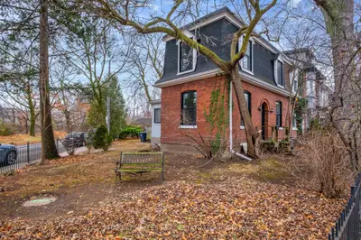 Att/Row/Townhouse in Toronto
