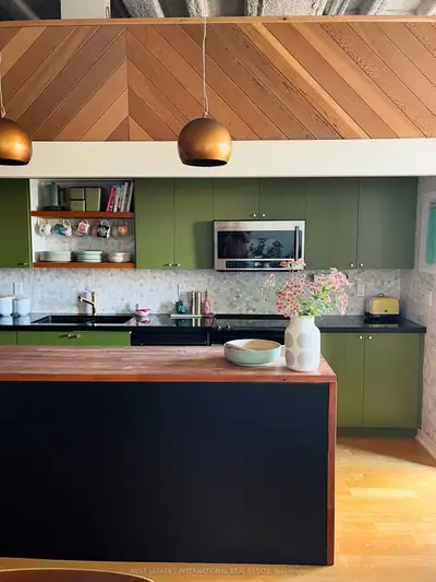 21 Nassau Street 409, Toronto C01, On M5t 2l7