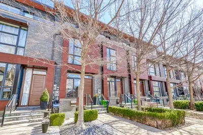 Att/Row/Townhouse in Toronto
