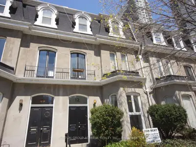Att/Row/Townhouse in Toronto