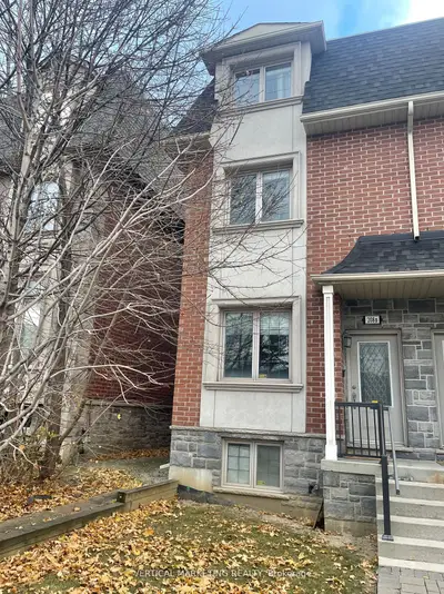 Att/Row/Townhouse in Toronto