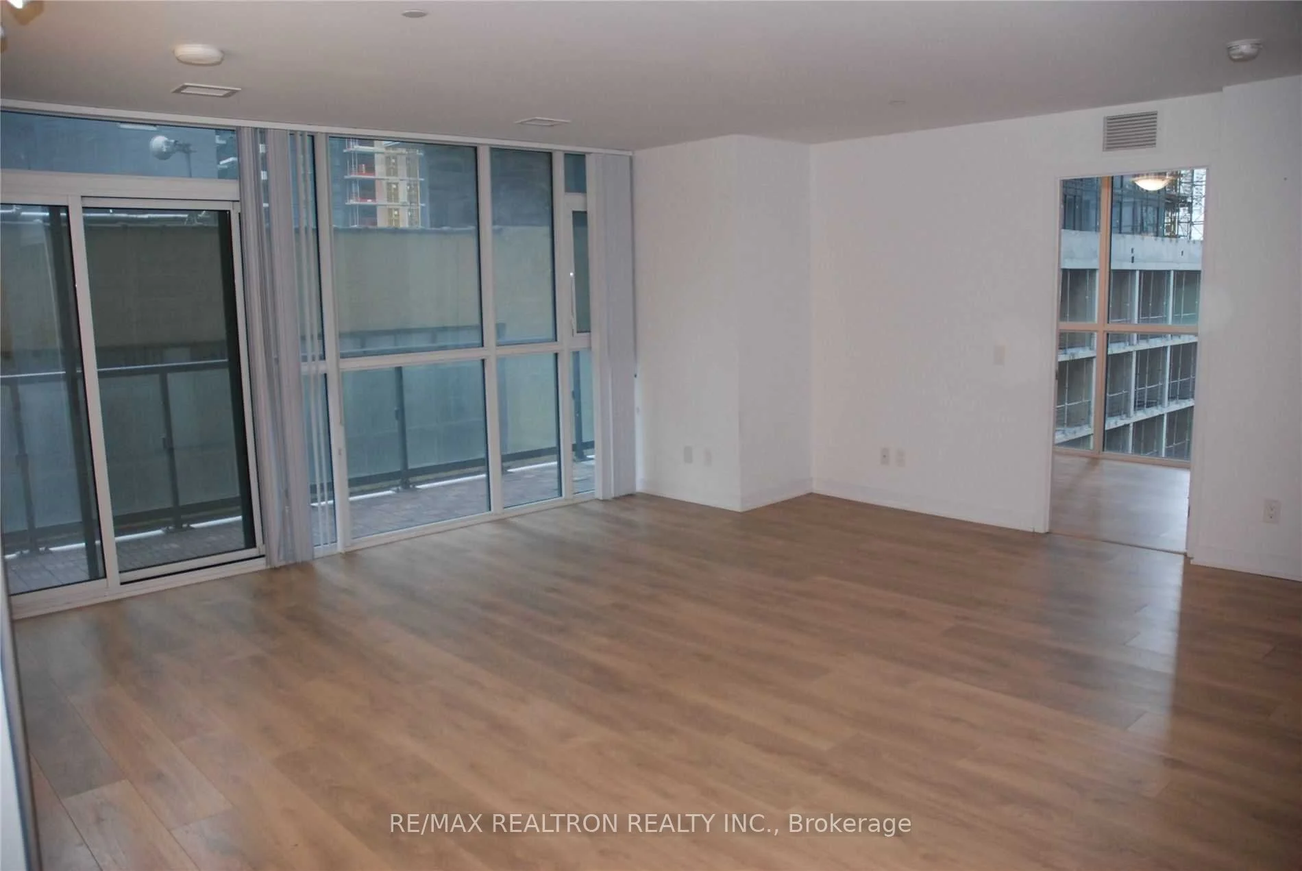 87 Peter Street 1213, Toronto C01, On M5v 0p1