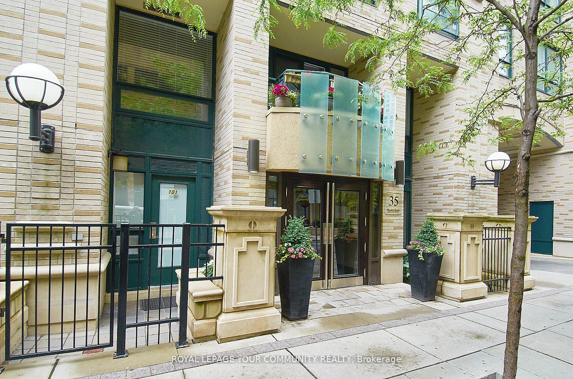 35 Hayden Street 1102, Toronto C08, On M4y 3c3