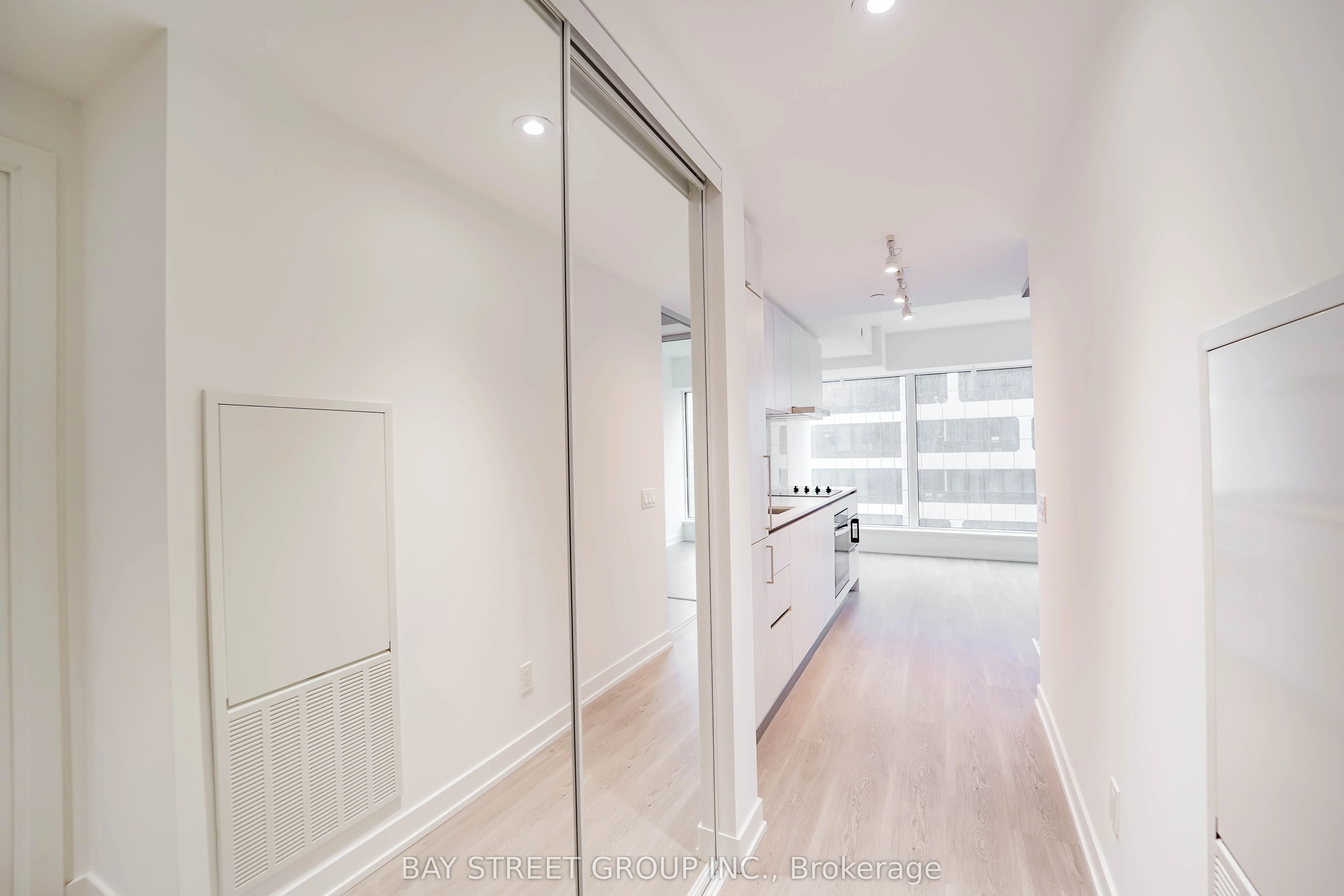 8 Wellesley Street W 2006, Toronto C01, ON M4Y 0J5
