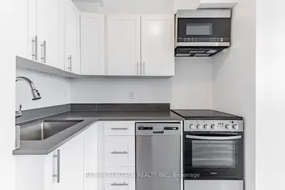 25 Bedford Road 708, Toronto C02, On M5r 2k1