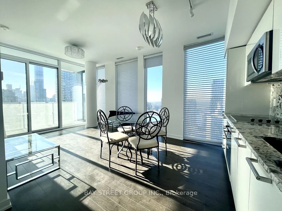 28 WELLESLEY Street E 3202, Toronto C08, ON M4Y 1G3