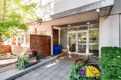 38 Niagara Street 409, Toronto C01, On M5v 3x1