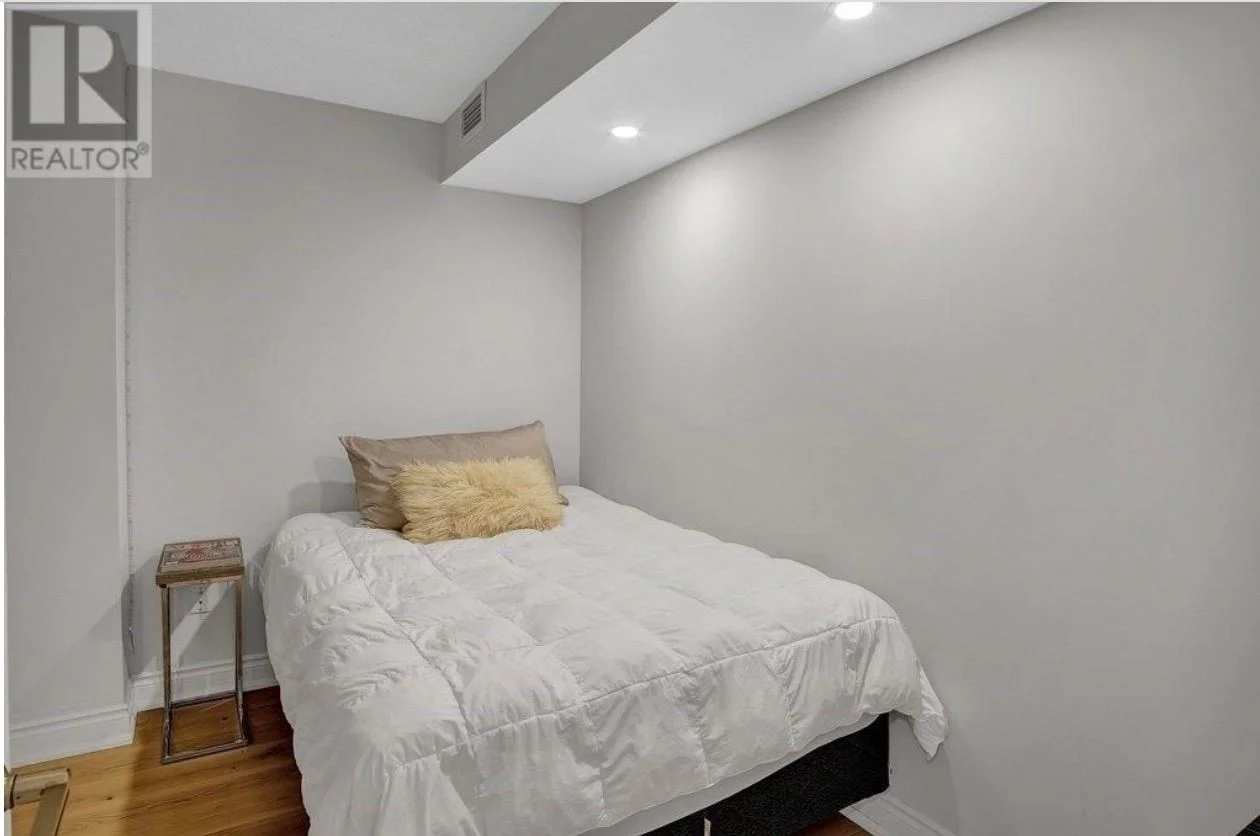 80 Cumberland Street 907, Toronto C02, On M5r 3v1