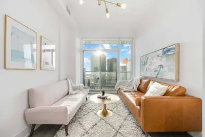 38 Iannuzzi Street Lph13, Toronto C01, On M5v 0s2