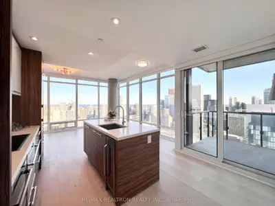488 University Avenue 3907, Toronto C01, On M5g 0c1