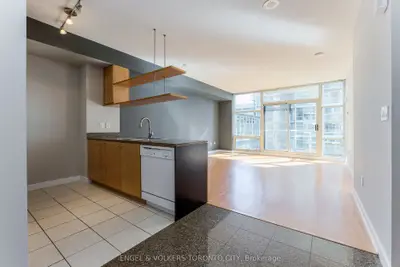 9 Spadina Avenue W 318, Toronto C01, On M5v 3v5
