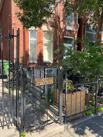 208 Carlton Street B, Toronto C08, On M5a 2l1