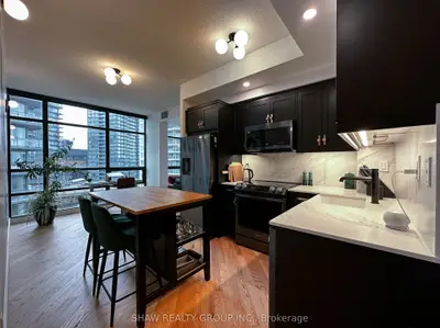 15 Bruyeres Mews 903, Toronto C01, On M5v 0a7