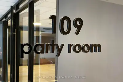 33 Isabella Street 415, Toronto C08, On M4y 2p7
