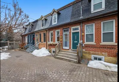 Att/Row/Townhouse in Toronto