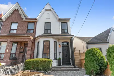 Att/Row/Townhouse in Toronto