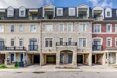 Att/Row/Townhouse in Toronto