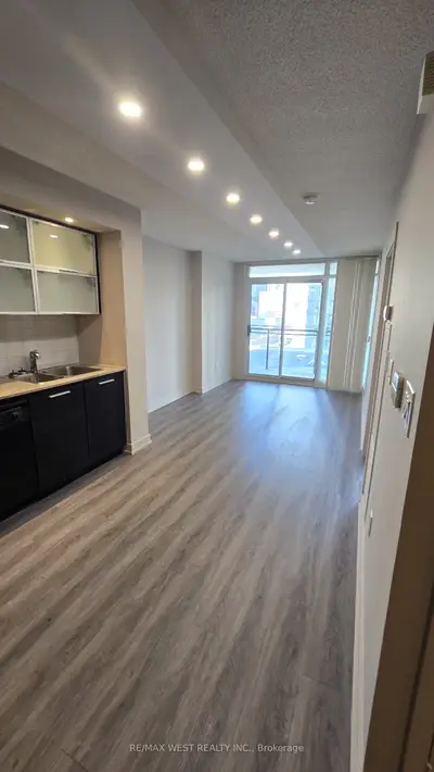 25 Capreol Court 1201, Toronto C01, On M5v 3z7