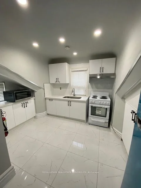 206 Carlton Street 301, Toronto C08, On M5a 2l1