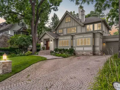 16 Clarendon Avenue, Toronto C02, On M4v 1h9