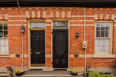 Att/Row/Townhouse in Toronto
