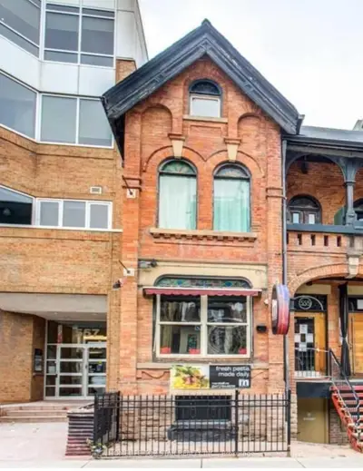 Att/Row/Townhouse in Toronto