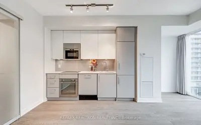 17 Dundonald Street 903, Toronto C08, On M4y 1k3