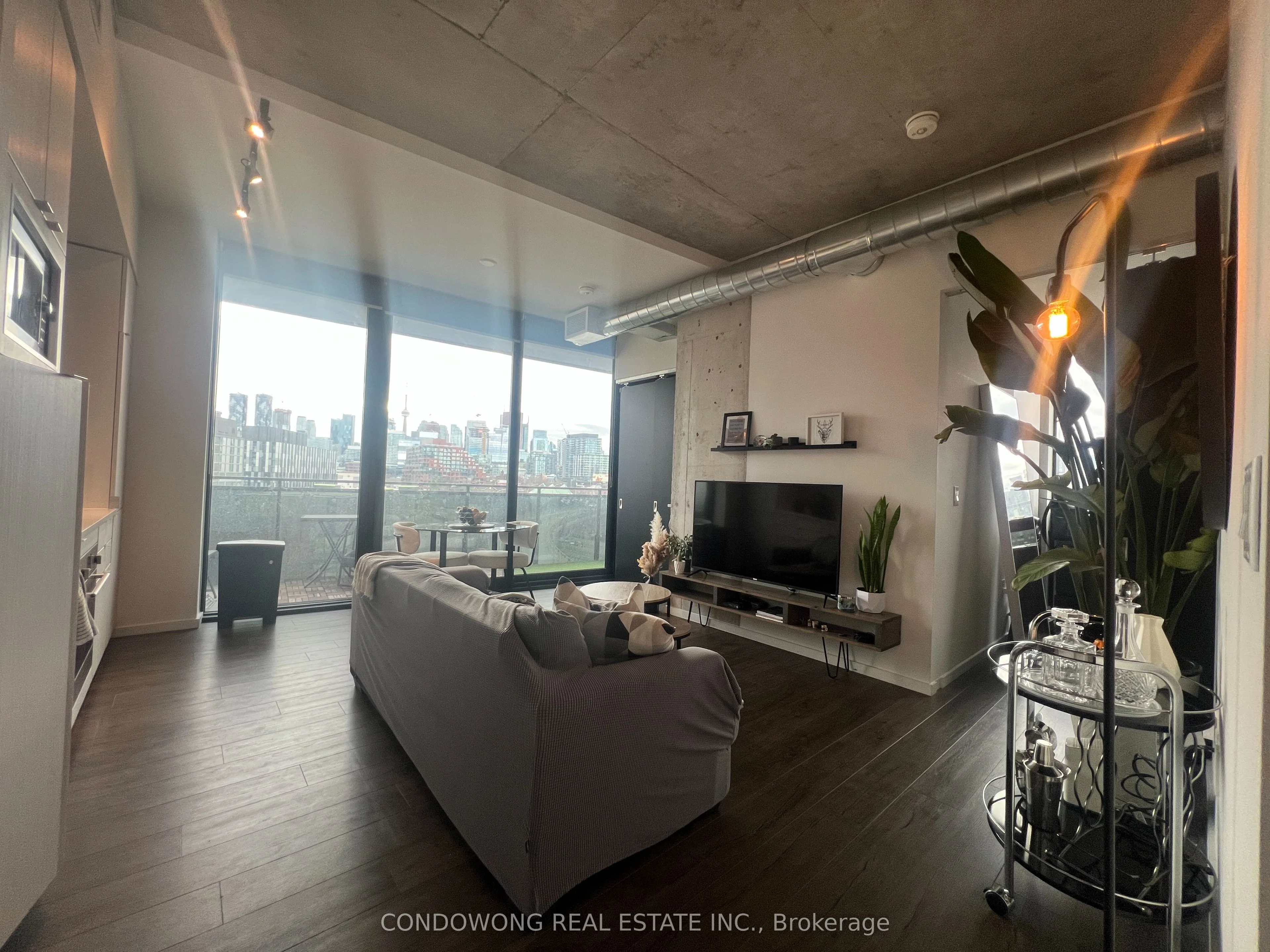 21 Lawren Harris Square 606, Toronto C08, On M5a 0t4