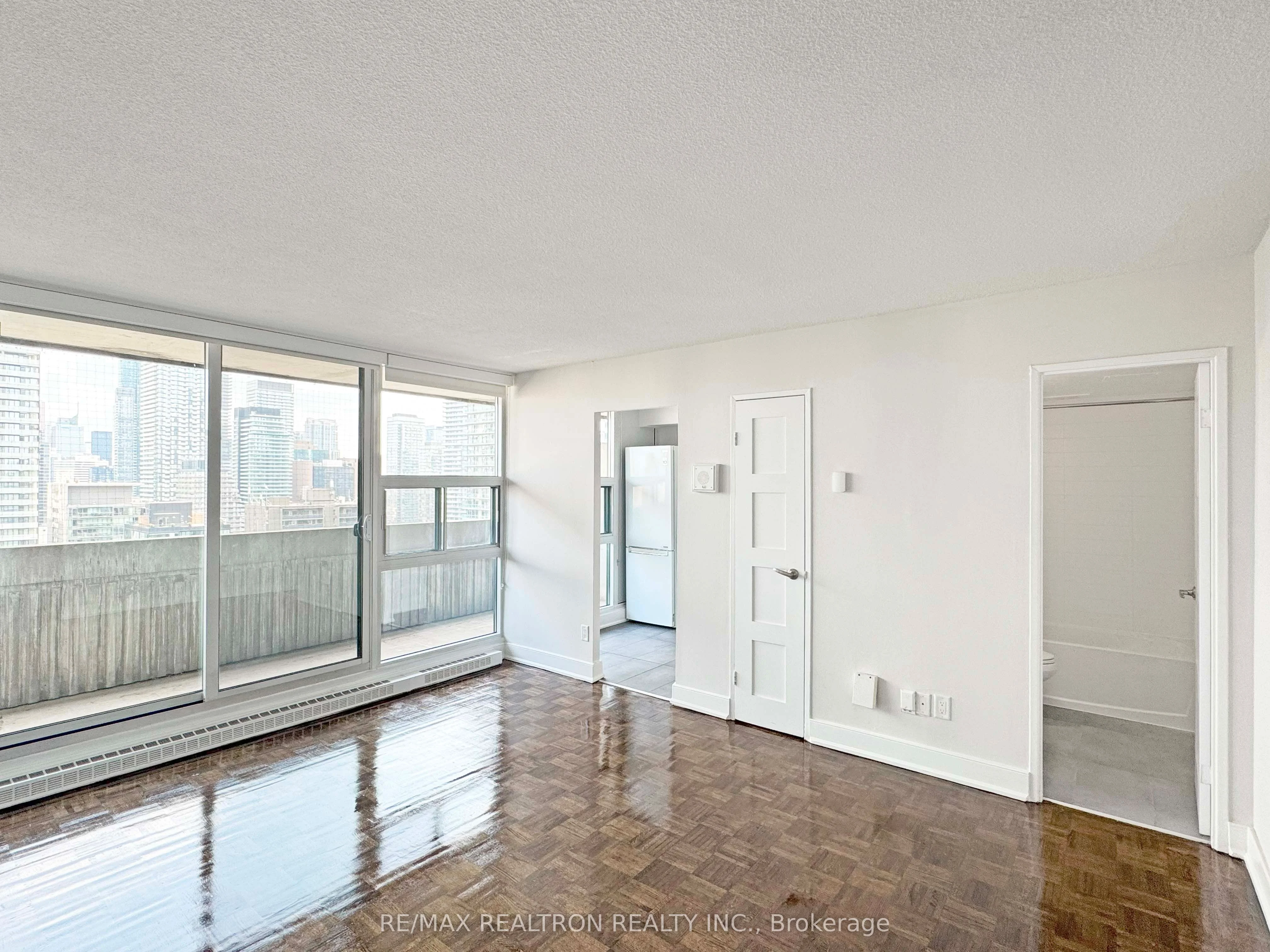 33 Isabella Street 2716, Toronto C08, ON M4Y 2P7