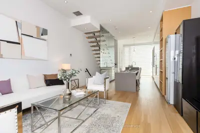 Att/Row/Townhouse in Toronto