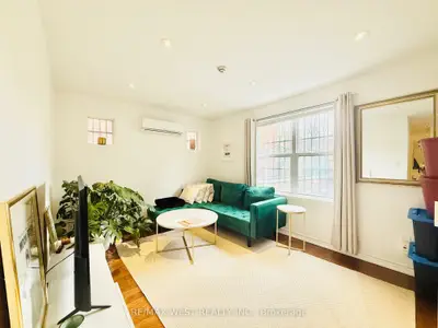 Att/Row/Townhouse in Toronto