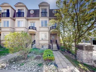 Att/Row/Townhouse in Toronto
