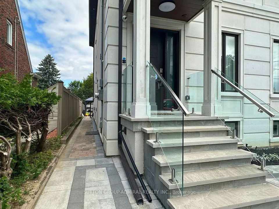 266 Lawrence Avenue E Lower, Toronto C12, ON M4N 1T4