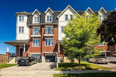 Att/Row/Townhouse in Toronto