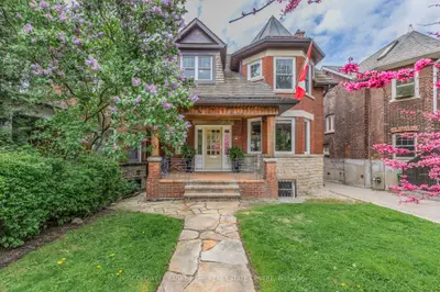 Triplex in Toronto