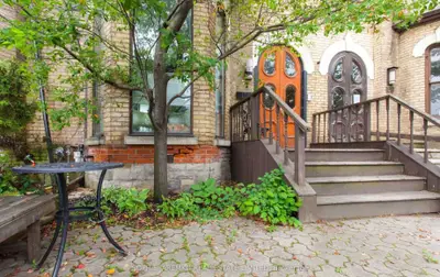 Att/Row/Townhouse in Toronto