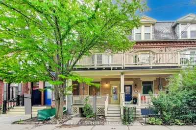 Att/Row/Townhouse in Toronto
