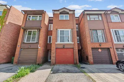 Att/Row/Townhouse in Toronto