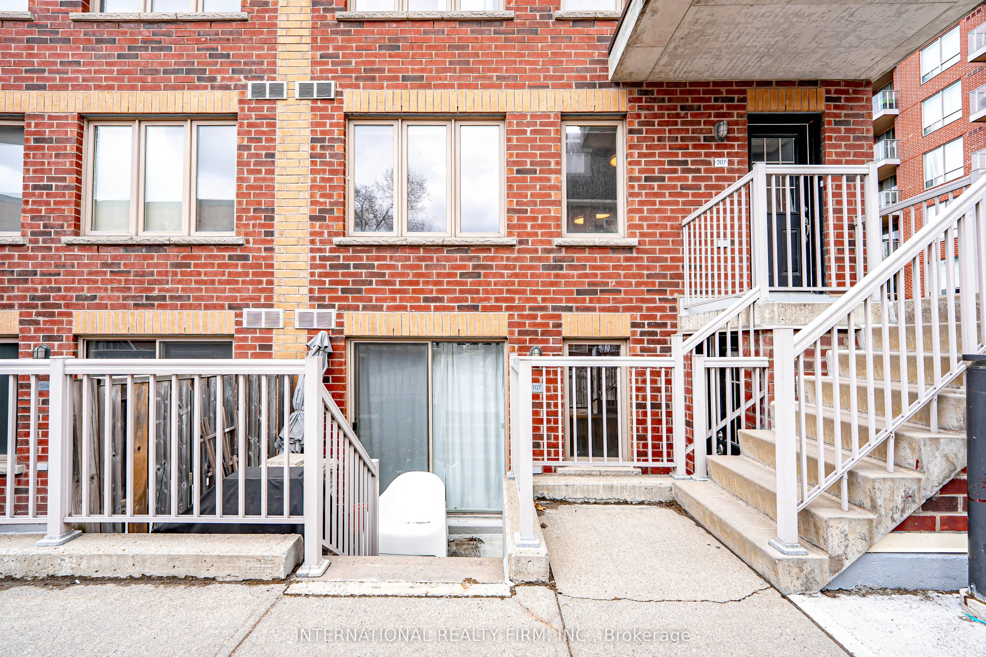 1 Ruttan Street Th 107, Toronto C01, On M6p 0a1