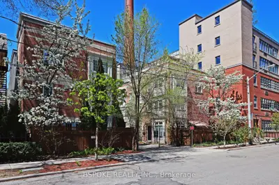 Att/Row/Townhouse in Toronto