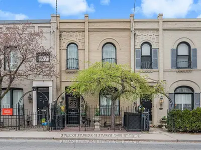 Att/Row/Townhouse in Toronto