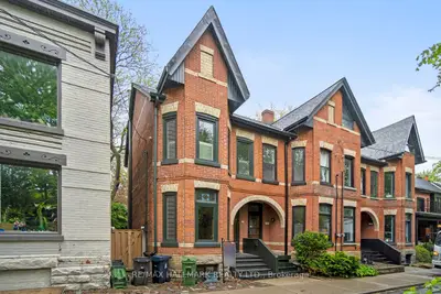 Att/Row/Townhouse in Toronto