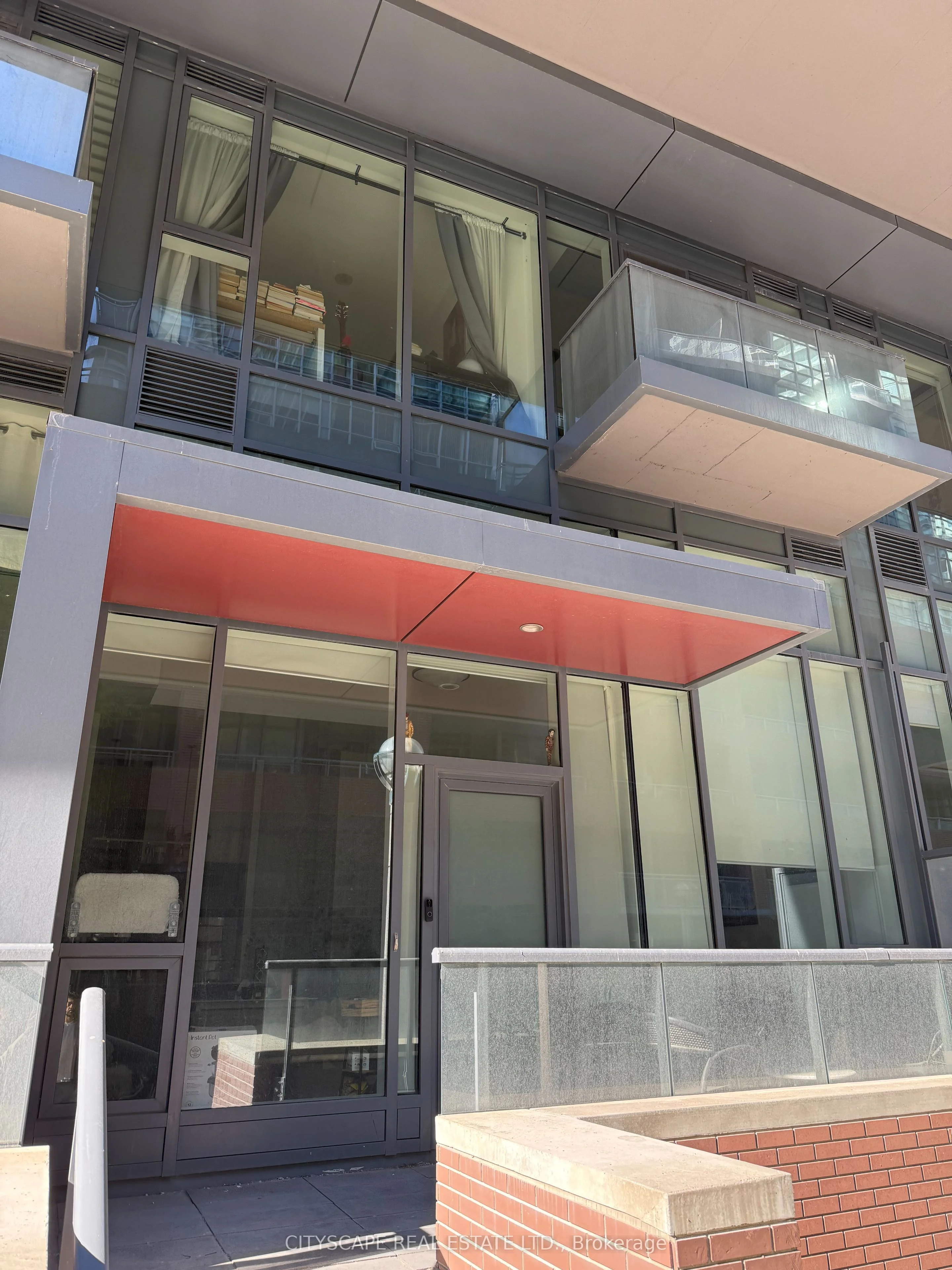 20 Bruyeres Mews Th3, Toronto C01, On M5v 0g7