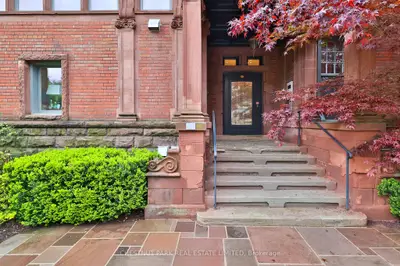 Att/Row/Townhouse in Toronto