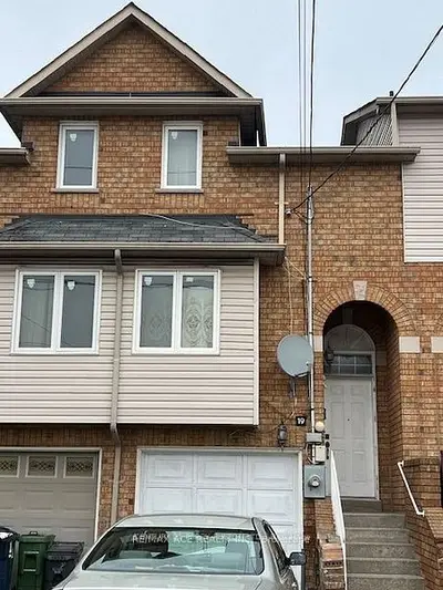 Att/Row/Townhouse in Toronto