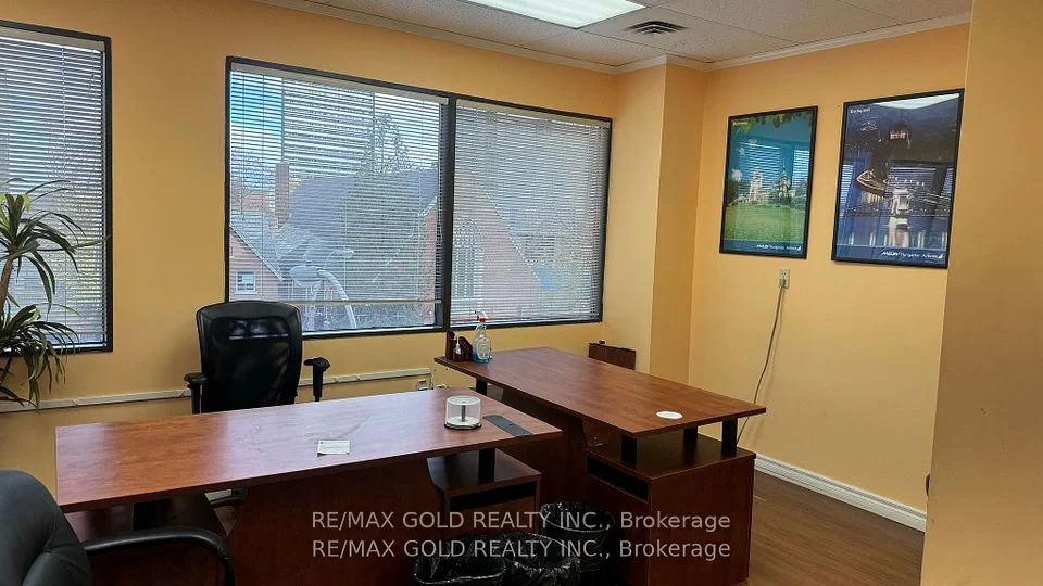 600 Sherbourne Street 301, Toronto C08, ON M4X 1W4